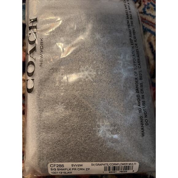 NWT Coach Corner Zip Wristlet In Signature Canvas With Snowflake Print CF286 - Picture 3 of 3